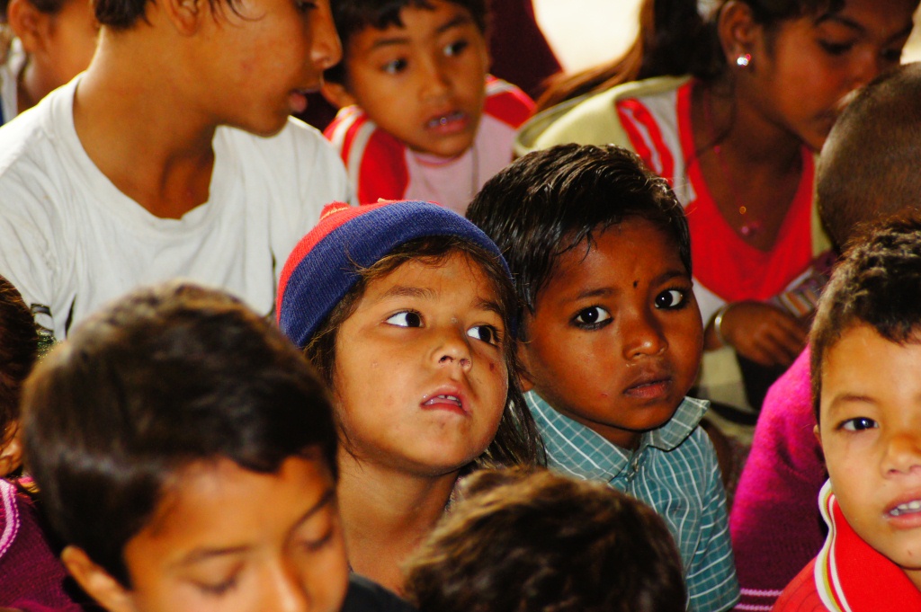 kinderen tijdens evangelisatiebijeenkomst in Dhimdime (nabij Damak)