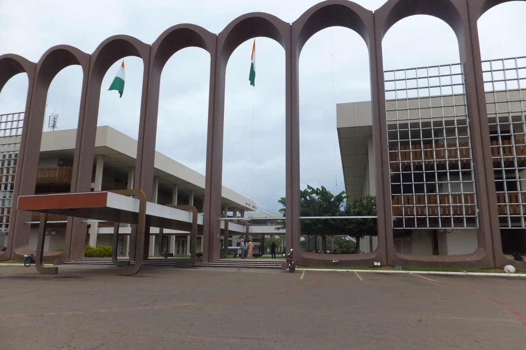 een blik op het pompeuze Yamoussoukro, de technische universiteit