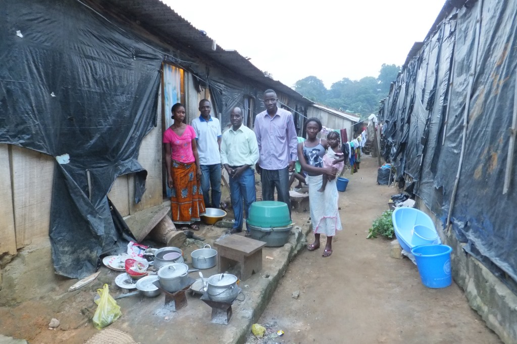 sloppenwijk Colombie in Abidjan, hutten van hout, karton en plastic zeil, keuken buiten.
