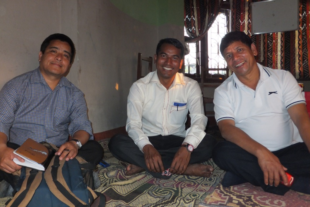 Medewerkers Dhruba, Ruben Pariyar (Oodlabari) en Santosh Nepali (Damak, onze contactpersoon voor de Kiratibeweging)
