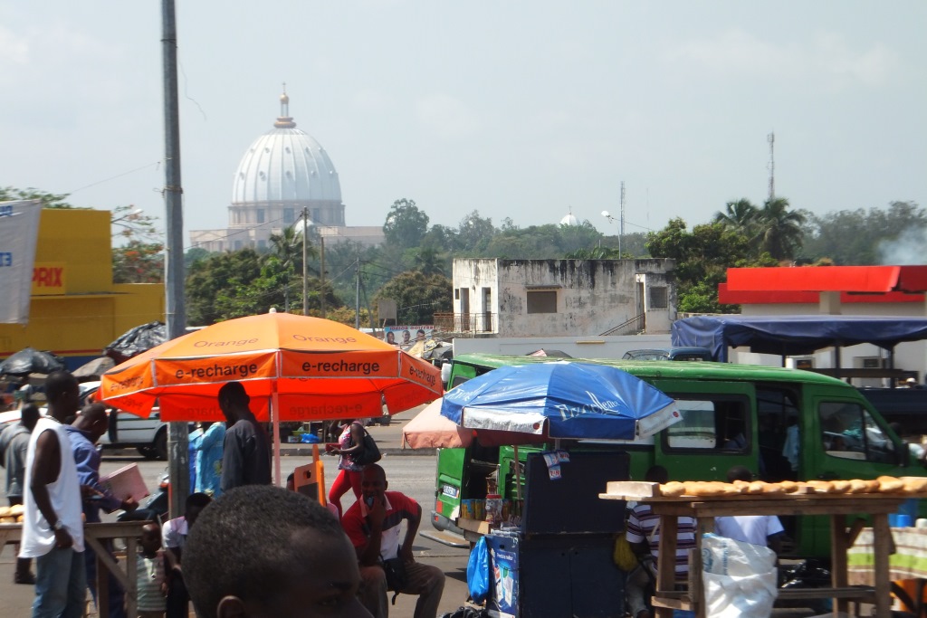 Yamoussoukro met de befaamde St. Pierre kathedraal.