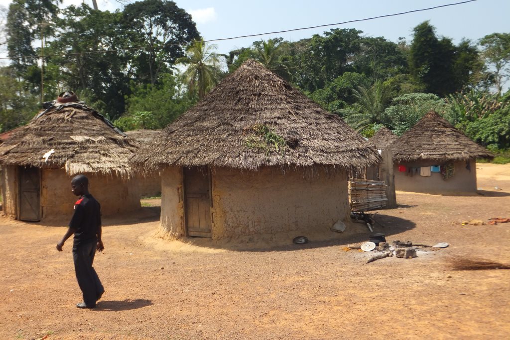 Een typisch dorpsgezicht (stam Dan, dichtbij de grens met Liberia).<span style=\"line-height: 1.3em;\">