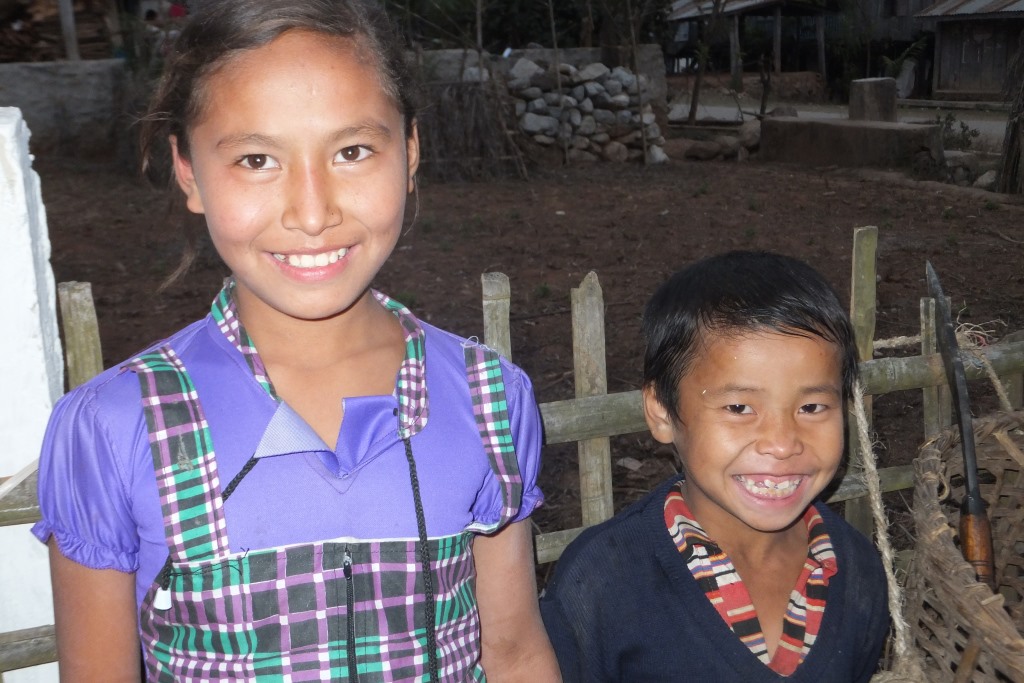 Hira en Indra Lungeli, twee weeskinderen in Murkuchi die we helpen.