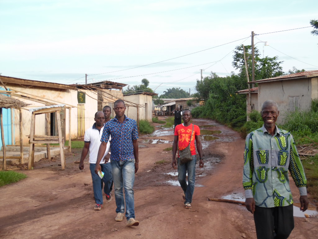 Op evangelisatietocht in een Danitisch dorp, v.l.n.r. Philippe, een onbekende, Samy, Eddie, Bénoit; geheel achteraan: ds. Luswa uit Kongo