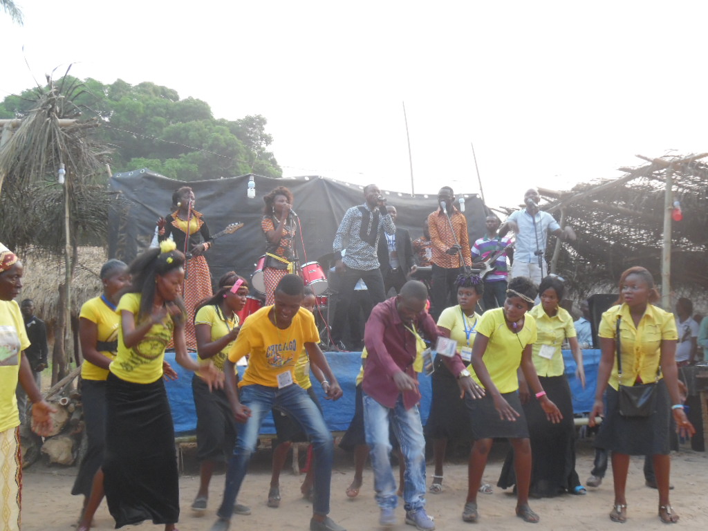 zang en dans tijdens de campagne in Mukedi