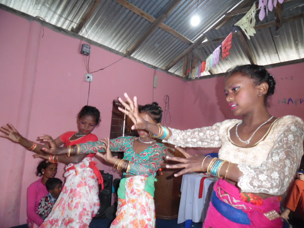 ook Nepal: dansende Santali meisjes