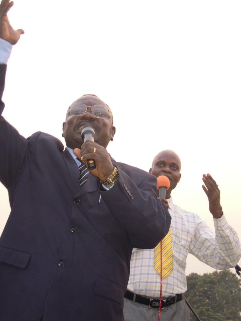 ds. Luswa tijdens campagne in Bandundu-ville