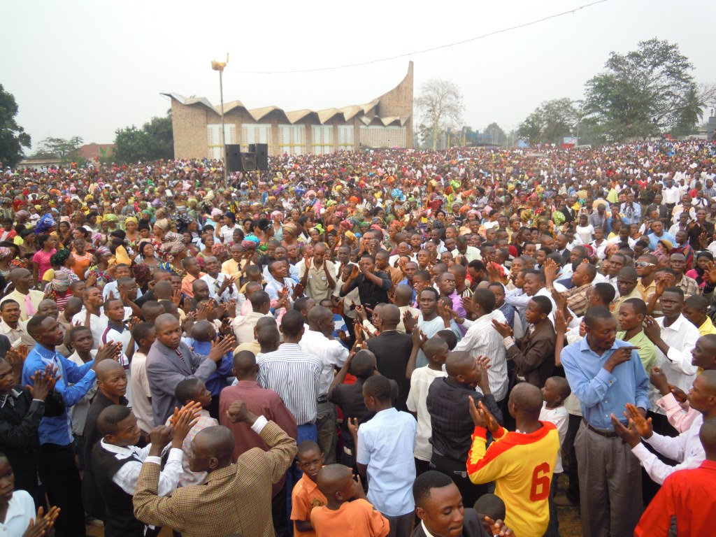 de derde dag van de evangelisatiecampagne in Mbuji Mayi met 15.000 bezoekers