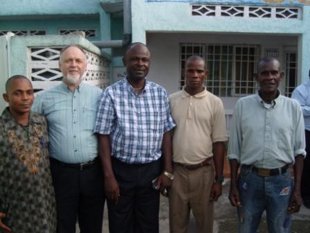 De twee pygmese evangelisten (buiten), Leblanc, een vrijwilliger, ook een pygmee met ds. Kindia (midden) en Bram Krol
