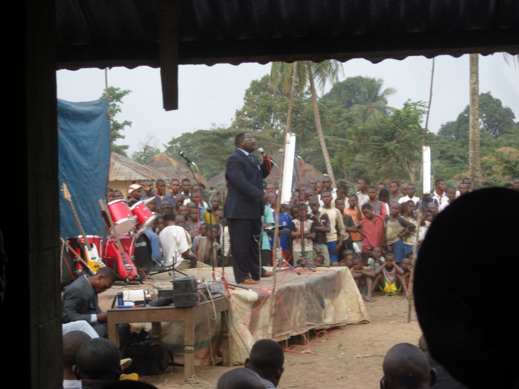 ds. Luswa spreekt tijdens de campagne in Eolo
