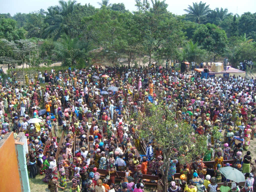 massa van 8000 mensen van de Evangelische Kerk van de Getuigen van Christus, Mbuji Mayi