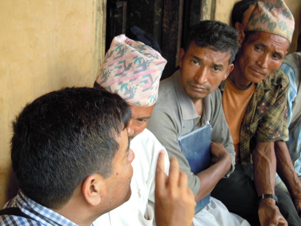 Dhruba evangeliseert in Makwanpur (in die plaats zijn na 2 maanden al 20 mensen tot geloof gekomen)