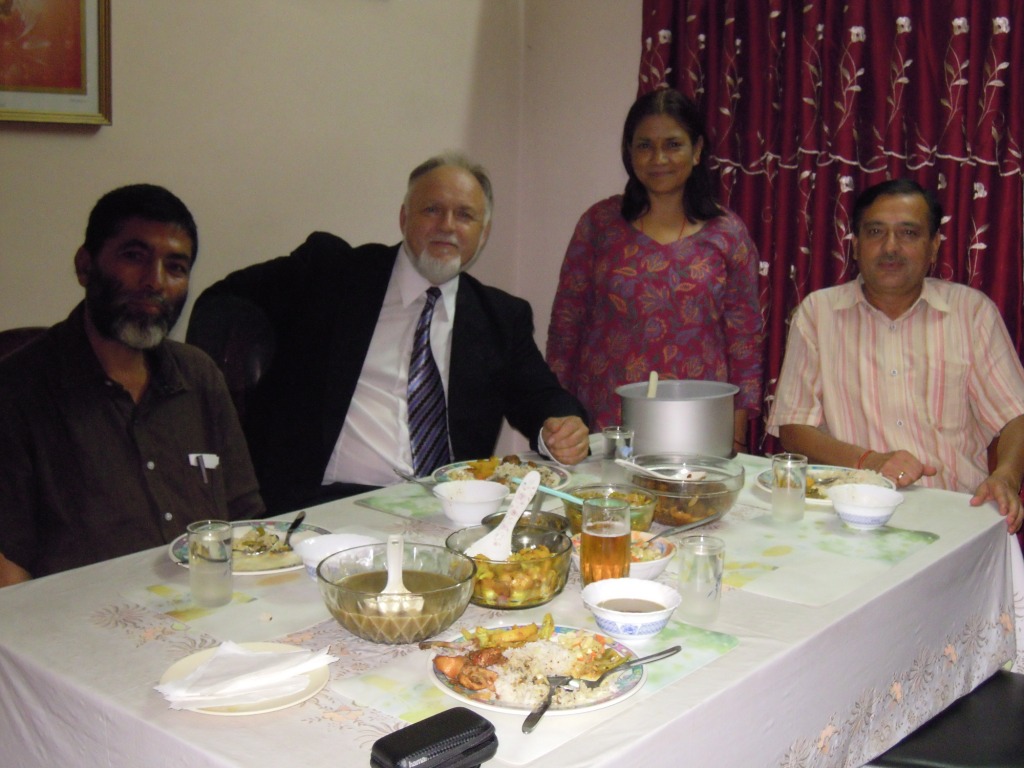 een diner met naast mij de oud landbouwminister (dhr. Hari Dungel) en een parlementslid (mw. Guragai)
