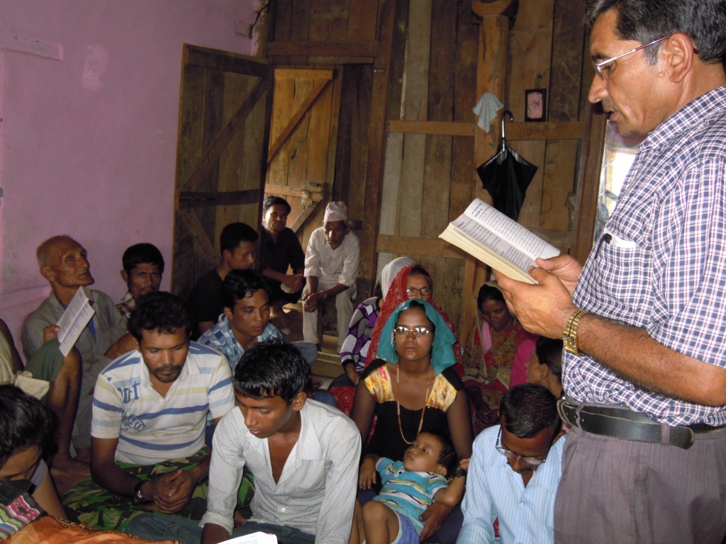 evangelisatie in Leguwa (nabij Pakhribas) met evangelist Deepak Azariah