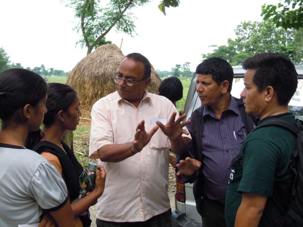 oud-burgemeester Balamvita in gesprek met 2 onderwijzeressen van het schooltje en de evangelisten Santosh Nepali en Dhruba Adhikari