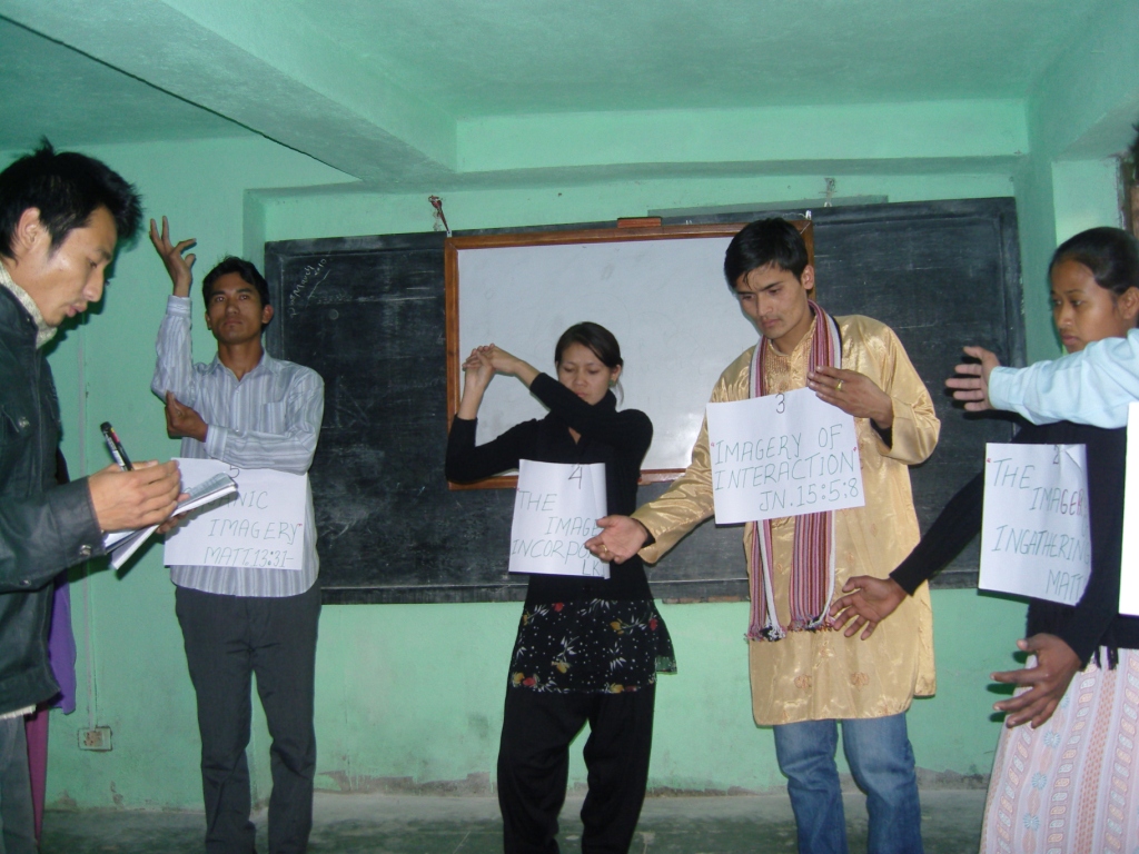 Studenten van het Nepal Theological Seminary, Kathmandu, bezig met een opdracht