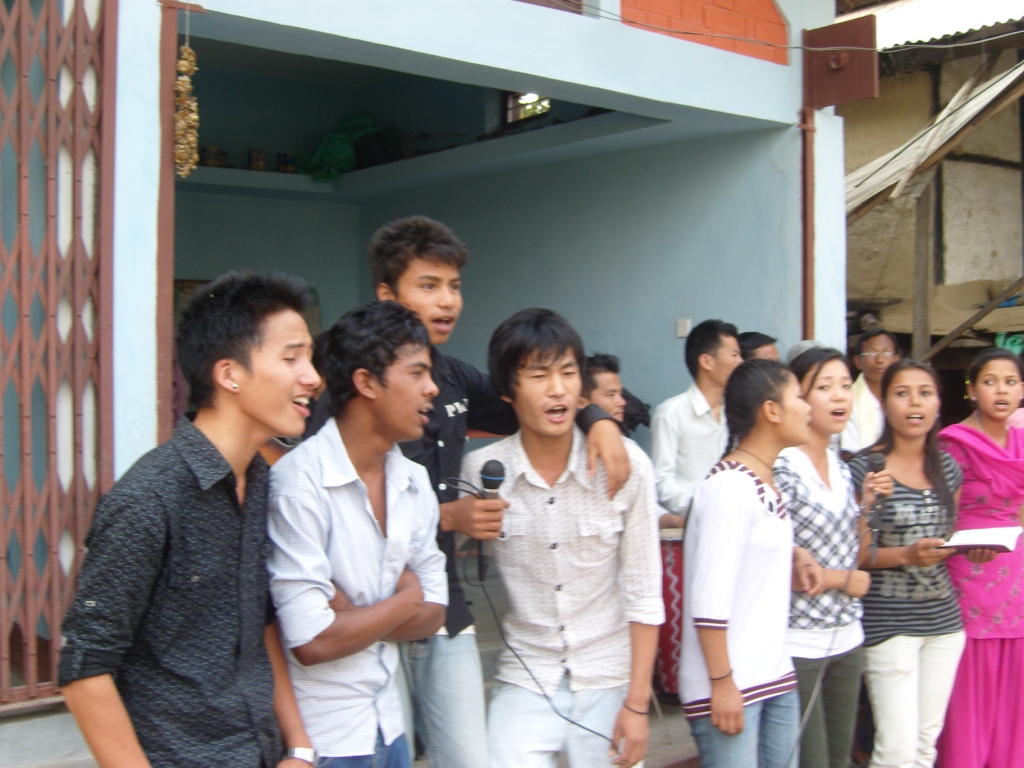 Jeugdkoor van de Himalayan Evangelical Fellowship uit Belbari, tijdens een openluchtmeeting