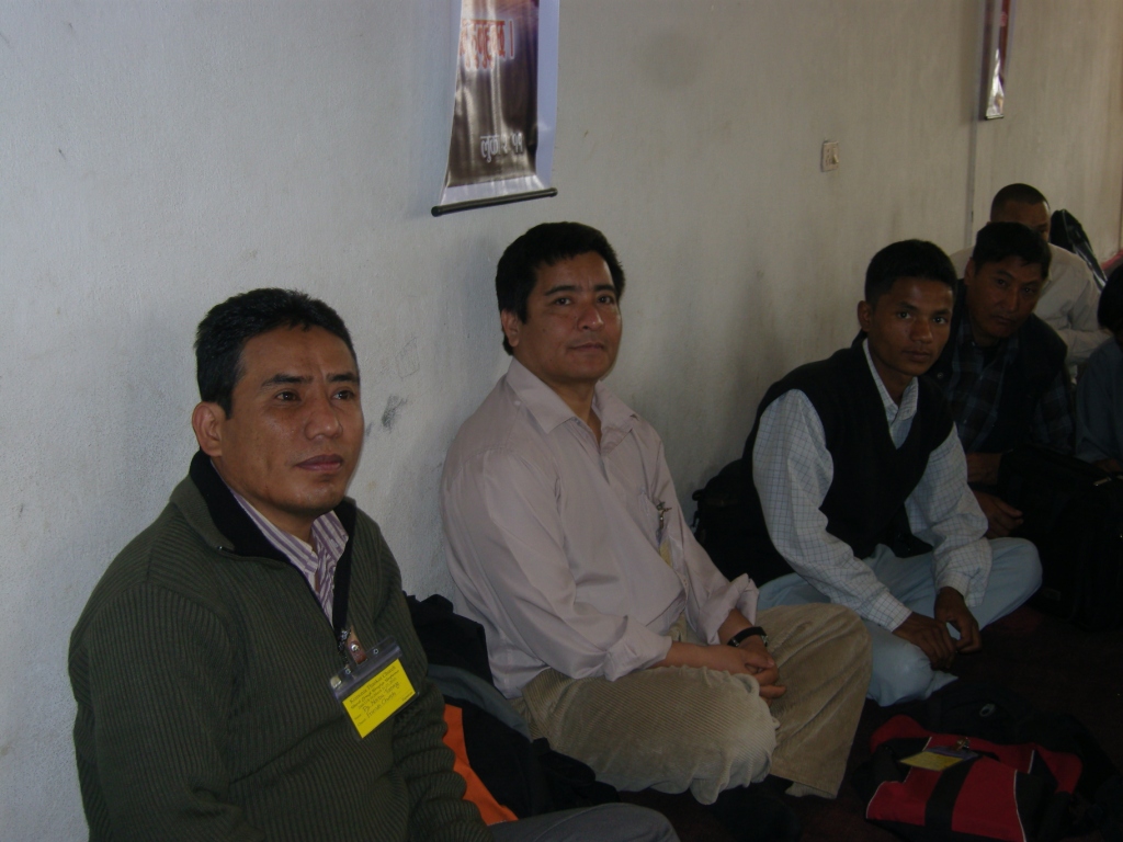 Norbu Tamang (vertaler, vooraan) naast Dhruba Adhikari (secretaris Gemeentegroei in Nepal)