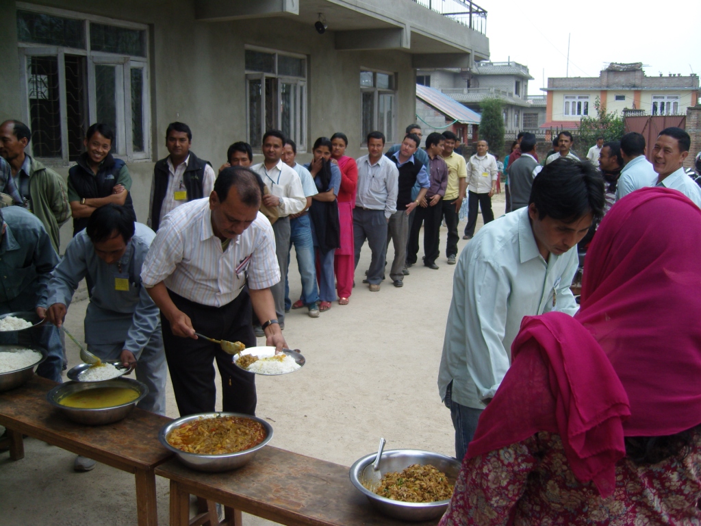 Lopend buffet tijdens een Gemeentegroeiconferentie in Kathmandu-west