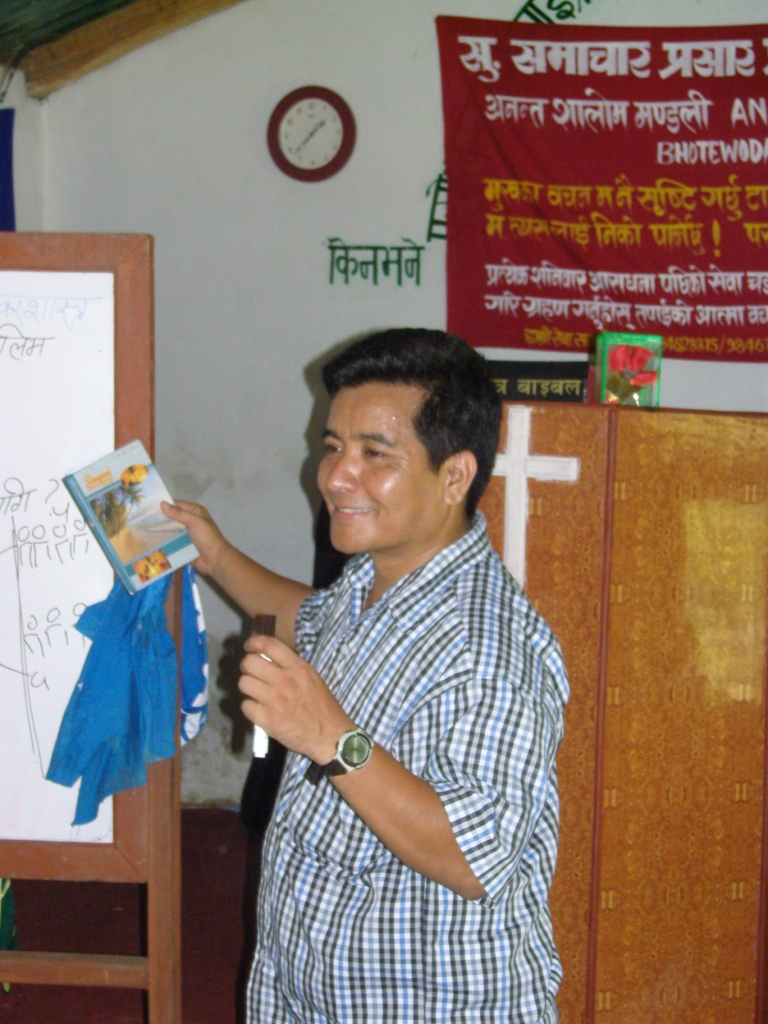 Dhruba Adhikari (secr. Van Gemeentegroei in Nepal) geeft les