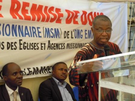 Zittend links: ds. Philippe Makaye en rechts ds. Jean-Christophe Kabongo (onze contactpersoon), luisterend naar een researcher op een zendingscongres in Abidjan.